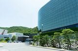 アース製薬坂越工場。手前の建物が生物研究棟（筆者撮影）