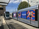 ラグビーワールドカップ2023フランス大会のラッピングを施したトゥールーズの路面電車（筆者撮影）