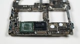 ファーウェイが上市したスマホ新機種の半導体には、韓国企業「SKハイニックス」の文字が見える（写真・2023 Bloomberg Finance LP）