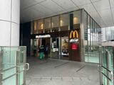 マクドナルドでは「マックカフェ」も展開。通常よりもゆったりしたスペースが用意されている（筆者撮影）