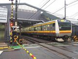 稲田堤駅を発車する南武線の電車。京王相模原線の京王稲田堤駅に近く乗り換え利用者も多い（編集部撮影）