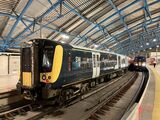 サウス・ウェスタン鉄道の列車＝2023年、ウォータールー駅（筆者撮影）