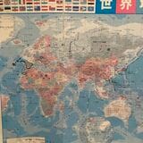このご家庭のトイレに貼られた世界地図。これまで一緒に暮らしたことのある人々の出身地と名前が書き込まれている（写真：筆者撮影）