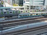 移設後の線路を走る京浜東北線の電車（記者撮影）