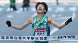 2022年の箱根駅伝。ゴールテープを切る青学大アンカーの中倉啓敦（写真：1月3日、東京・大手町［代表撮影］／時事通信）
