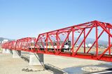 復旧した千曲川橋梁を渡る電車＝2021年3月29日（記者撮影）