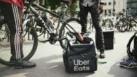 ｢ウーバーイーツの配達員｣下請け横行の実態 仕事のない移民などが配達をしている