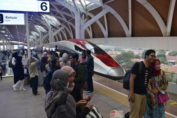 インドネシア 高速鉄道駅 記念撮影の人々