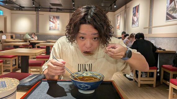 うどんを食べる筆者