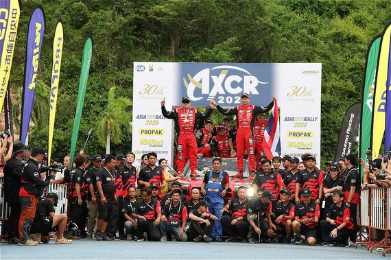 表彰式で喜びを爆発させるチーム三菱ラリーアート