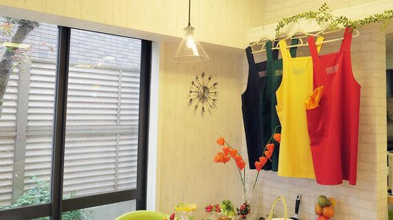 カラフルなオリジナルエプロンを用意