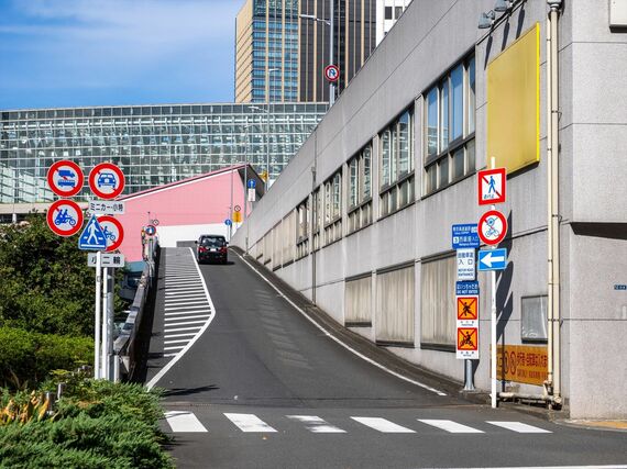 東京高速道路 西銀座入口(写真:Himakina / PIXTA)
