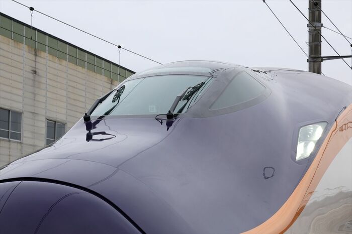 先頭車の運転室窓周り