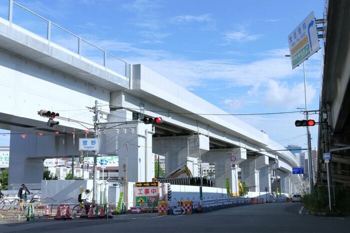 北側から見た萱野交差点と高架区間