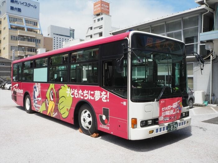 バスの右側面。ラッピング自体は今回の