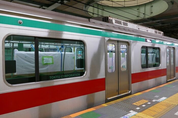 車内に梱包されたホームドアが見える