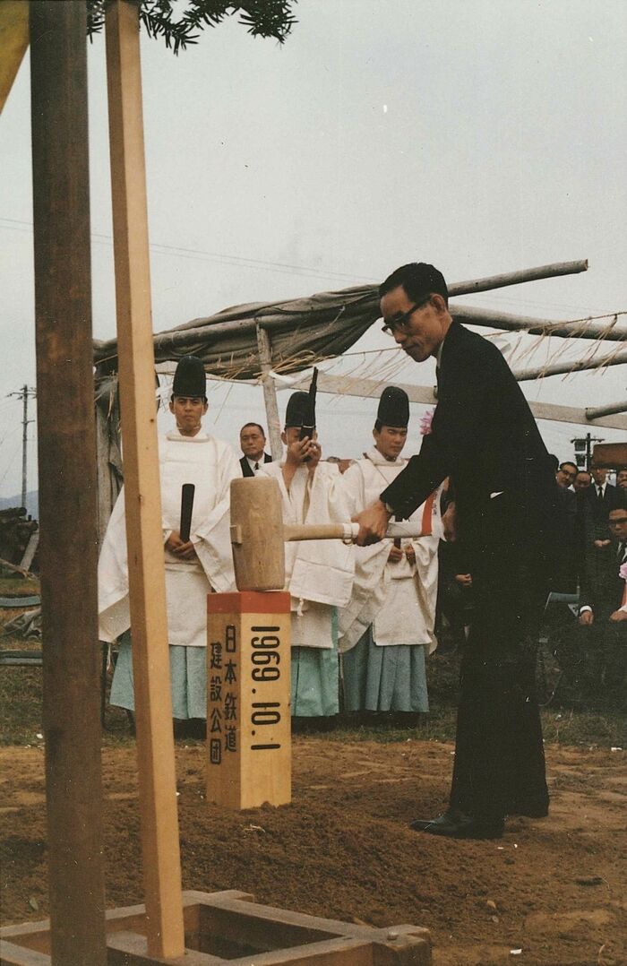 岩内駅構内での杭打式に出席した日本鉄道建設公団の杉理事