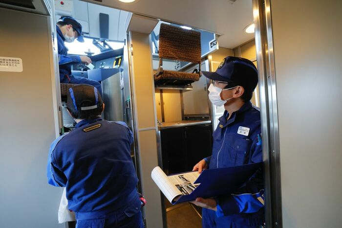 運転台記念撮影に備えて、合計4台ある運転台ではすみやか