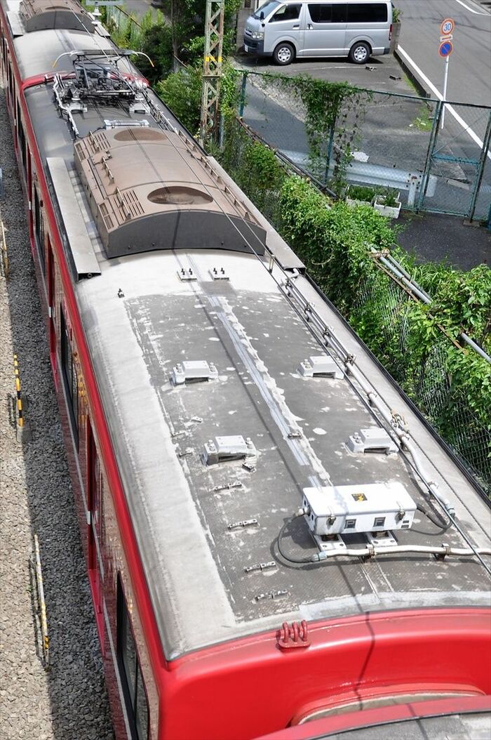 かつてはパンタグラフを2基搭載していた中間車