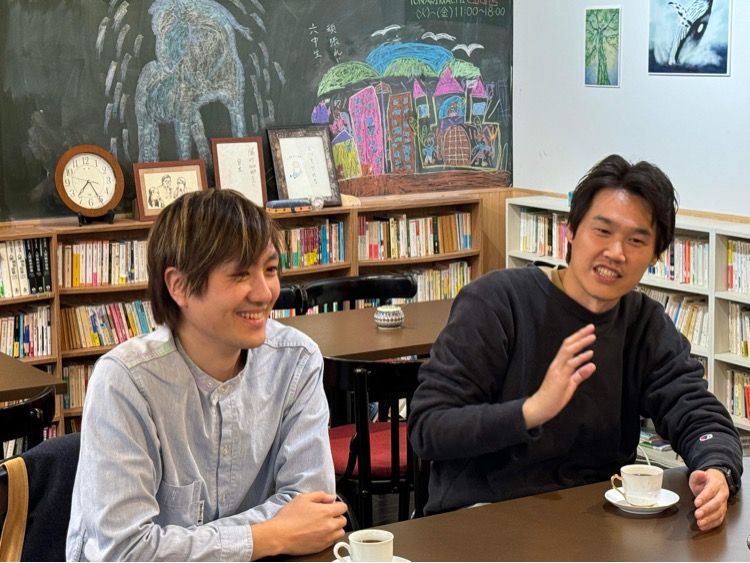 【写真右】栗原慎吾（くりはら しんご）／POPER代表取締役CEO。1983年埼玉県さいたま市（旧与野市）生まれ。明治大学経営学部卒業後、住友スリーエム（現：スリーエム ジャパン）に入社する。歯科用製品事業部に配属され、2010年にはグローバルマーケティングアワードを受賞。その後ソウルドアウトに入社し、Webマーケティングを担当。2012年、友人に誘われ塾の共同経営者として参画し、経営から講師まであらゆる業務を経験。当初20名ほどの生徒数を60名にまで増加させる。塾業界のシステム化を進めるべく、2015年にPOPERを設立し、現職。2022年、東証グロース市場に上場