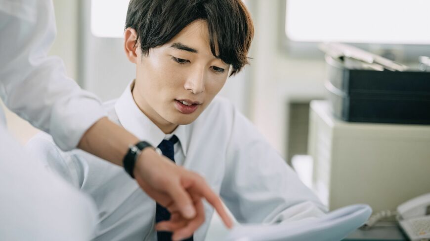 仕事をするビジネスマン