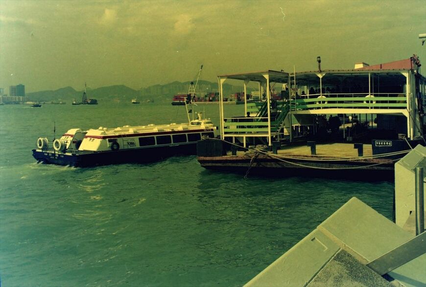 郊外ベッドタウンへの高速移動サービスに使われたホバークラフト＝1992年（筆者撮影）