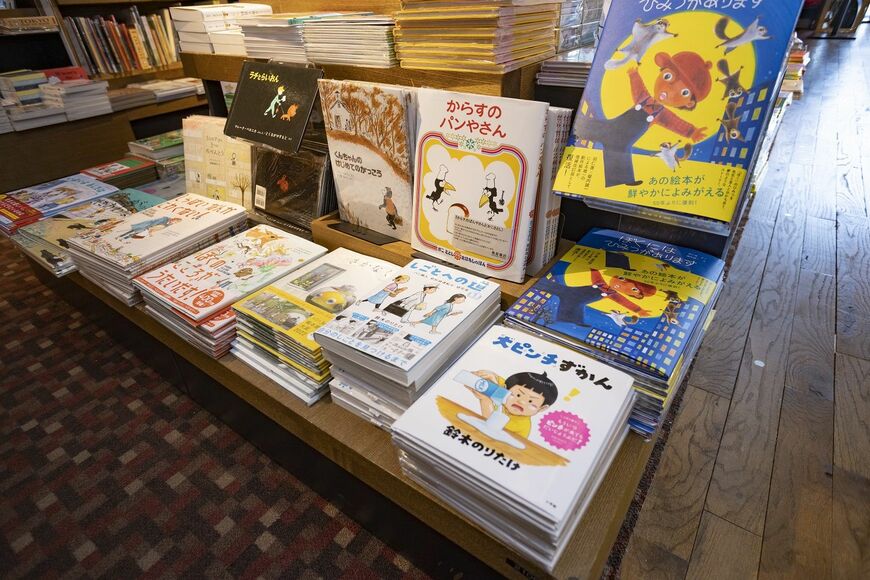 2022年最大のヒット作『大ピンチずかん』。子どもが日常で出合う大ピンチをユーモアいっぱいに描いている。大人も「あるある」と思わず笑ってしまう納得の1冊（撮影：佐々木仁）