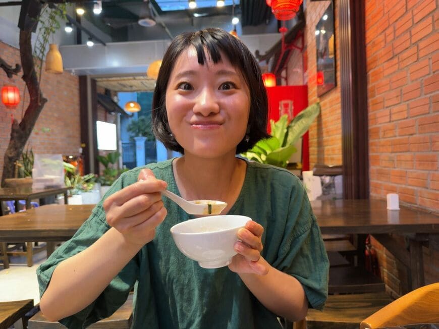ベトナムでカエル粥を食べる（写真提供：鈴木かゆさん）