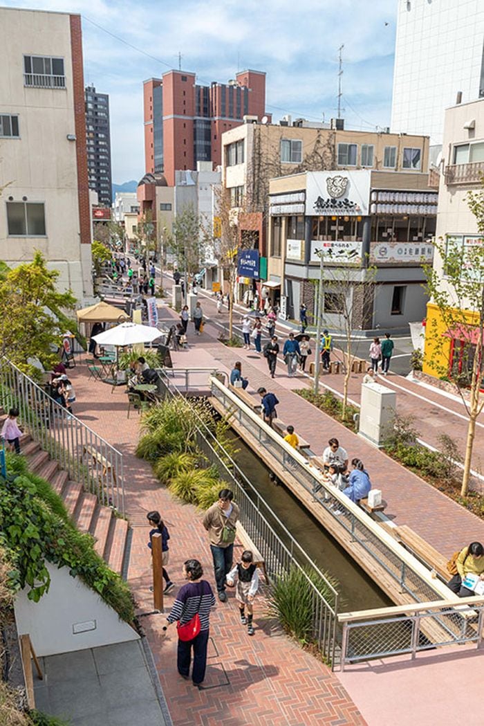 馬場川通りの整備では水路沿いにベンチを設置。憩いの場に生まれ変わった。前橋の歴史的意匠であるレンガを歩車道に敷設。歩道には寄付をした人の記名レンガも（写真提供／前橋市）