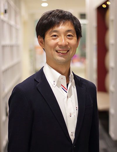庄子 寛之（しょうじ・ひろゆき）ベネッセ教育総合研究所 教育イノベーションセンター 主席研究員公立小学校の教員を20年近く務めた後、現職。大学院にて臨床心理学科を修了し、人をやる気にさせる声かけや環境づくりを専門とする。次世代教育・働き方改革・道徳教育などに関する研修を全国各地で行い、研修回数は500回を超え、受講者も1万5000人以上となる。著書に『子ども教育のプロが教える 自分で考えて学ぶ子に育つ声かけの正解』（ダイヤモンド社）など（写真：ベネッセ教育総合研究所提供）