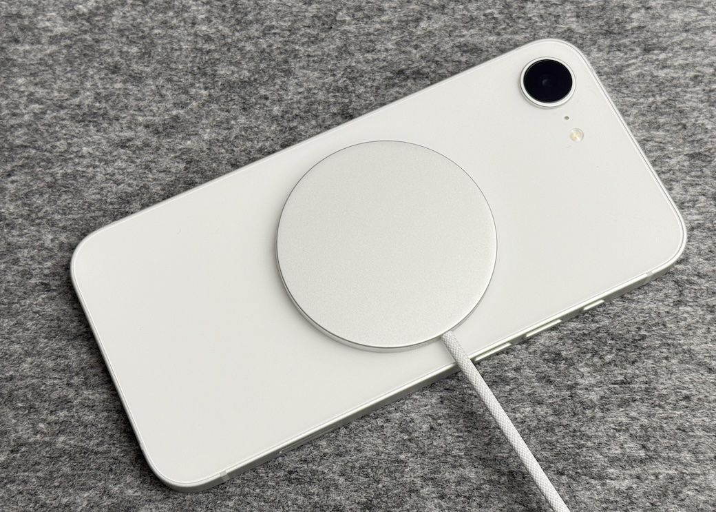 ワイヤレス充電に対応するものの、MagSafe非対応で、充電パッドは磁力ではくっつかない（筆者撮影）