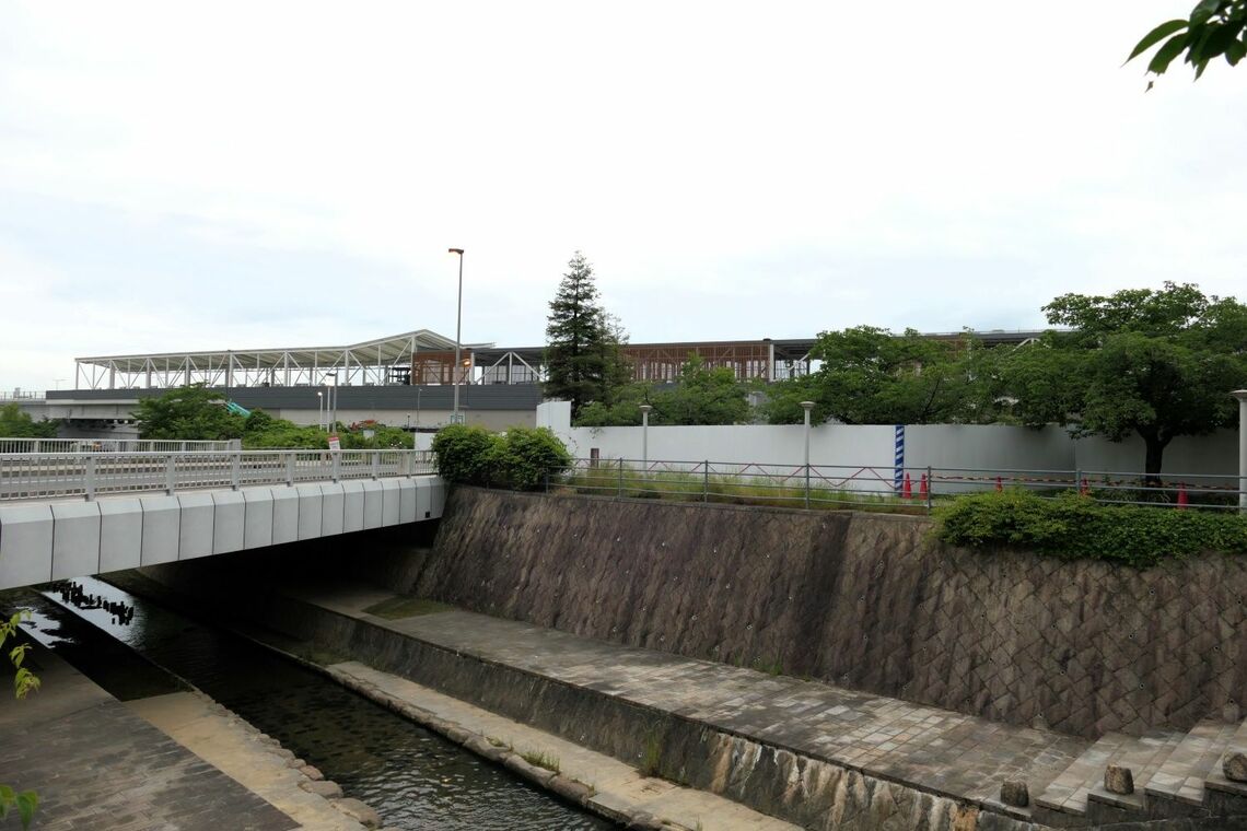 東側から見た箕面萱野駅の予定地。そばを千里川が流れる（記者撮影）