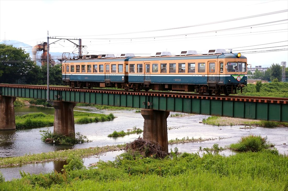 鉄橋を渡る200形＝2014年（撮影：南正時）