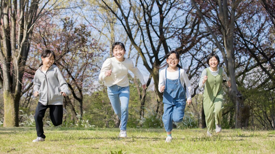 外で遊ぶ子供