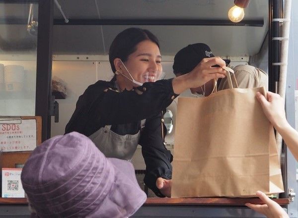 キッチンカーで一緒に働く妻のみさきさん（筆者撮影）