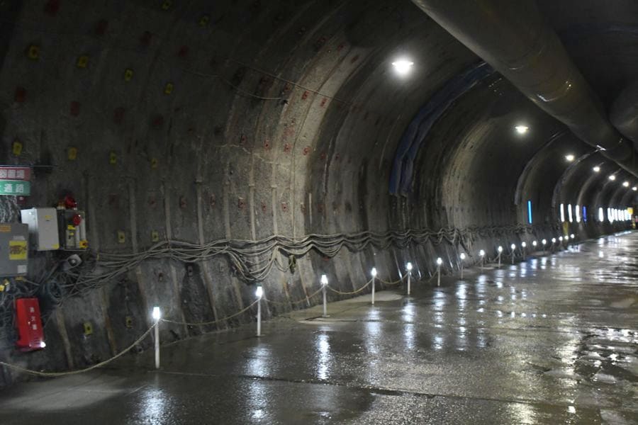 2022年9月2日のトンネル公開。坑内はかなり明るい（記者撮影）