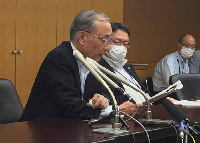 委員会終了後、記者からの質問に答える石川区長（記者撮影）