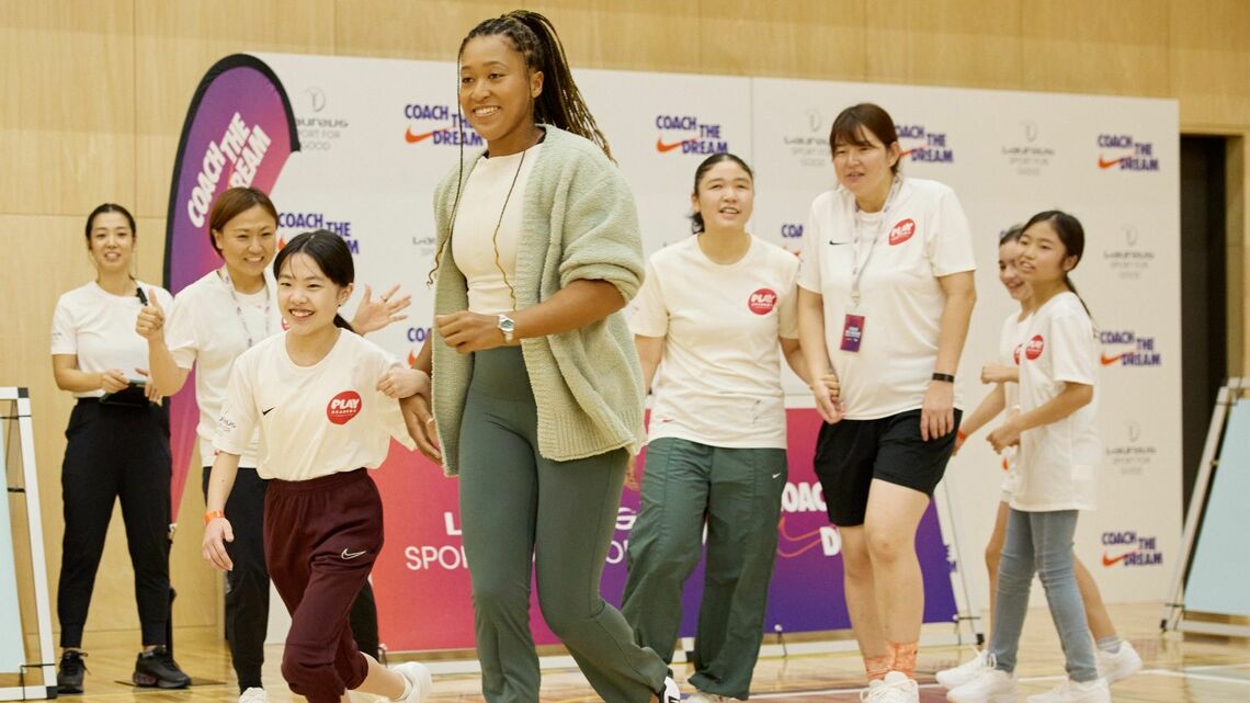 「女の子のためにスポーツを変えるウィーク – COACH THE DREAM – 」で子どもたちと一緒に身体を動かす大坂なおみ選手(写真:ローレウス財団提供)