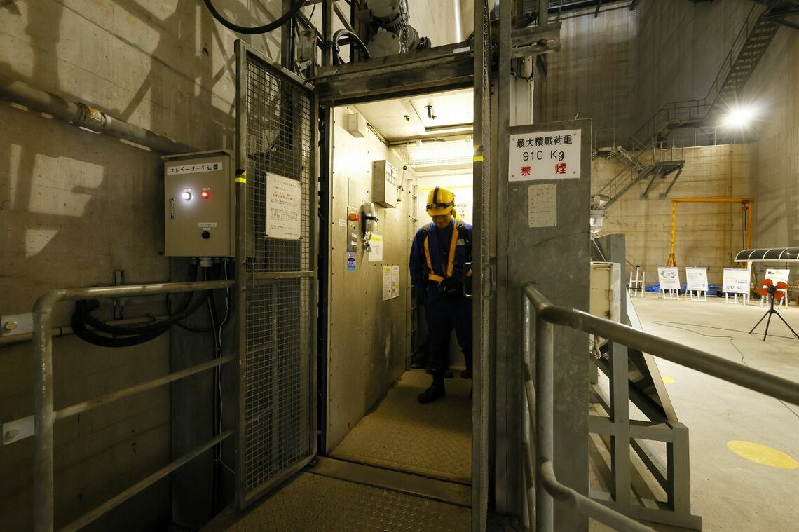 鉄道階へ向かう業務用エレベーター（筆者撮影）