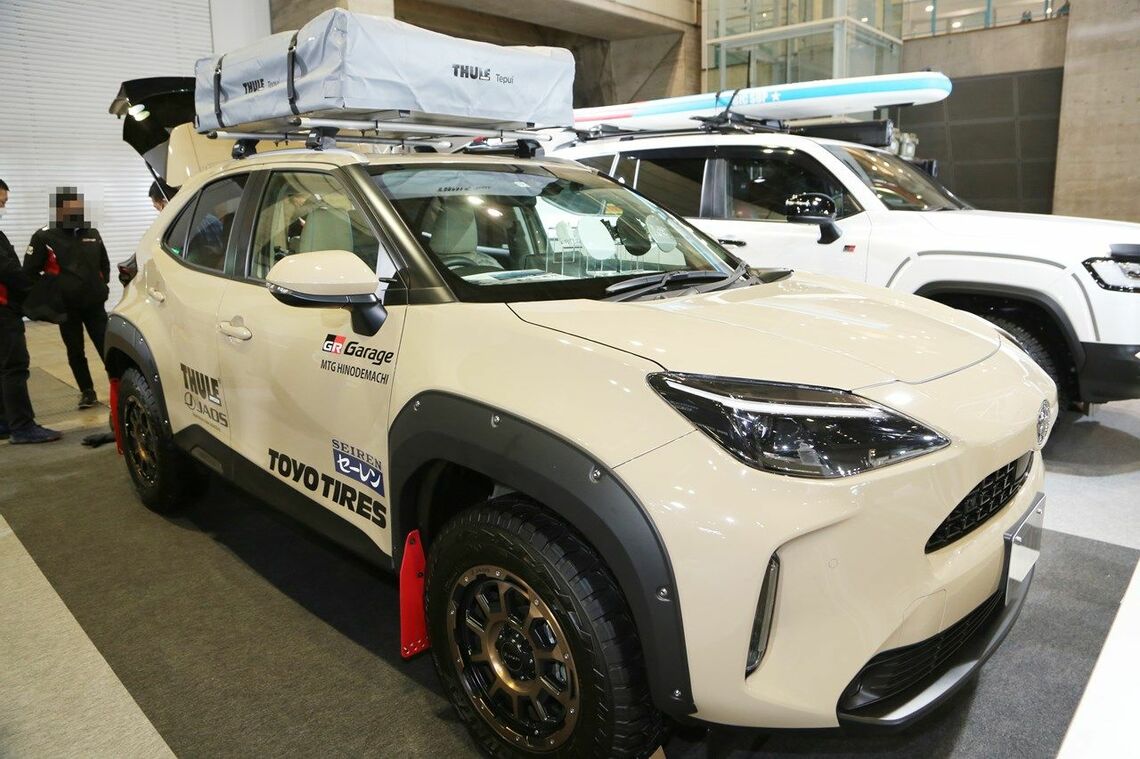 ヤリスクロスに装着されたスーリー製ルーフテント。こちらは2名就寝タイプで、コンパクトに収納可能（筆者撮影）