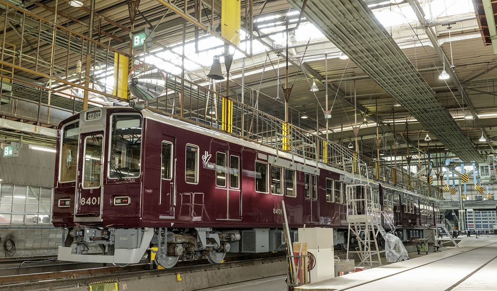 阪急電車｢美しいマルーン色｣の秘密は塗料だ 建物や自動車とは違う｢鉄道