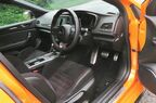 高性能車ながら落ち着いた仕立てのインパネ