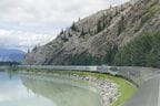 湖のようなアタバスカ川に沿って走る「カナディアン号」