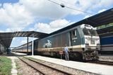 ベトナム・南北統一鉄道の列車。機関車は中国製が大半だが、ドイツ・シーメンス製も活躍する（筆者撮影）