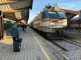 ポーランドとの国境駅、プシェミシルで発車待ちのウクライナ鉄道の列車（写真：原忠之）