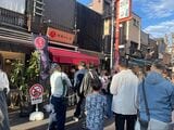 SNSやテレビなどでも取り上げられることの多い「浅草メンチ」（筆者撮影）