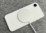ワイヤレス充電に対応するものの、MagSafe非対応で、充電パッドは磁力ではくっつかない（筆者撮影）