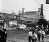 1952（昭和27）年の有楽町駅。3段窓の72系電車が高架上を走る。背景に見えるのは日劇だ（写真：大塚康生）