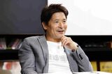 齋藤太郎（さいとう たろう）／コミュニケーション・デザイナー／クリエイティブディレクター。慶應義塾大学SFC卒。電通入社後、10年の勤務を経て、2005年に「文化と価値の創造」を生業とする会社dofを設立。企業スローガンは「なんとかする会社。」。ナショナルクライアントからスタートアップ企業まで、経営戦略、事業戦略、製品・サービス開発、マーケティング戦略立案、メディアプランニング、クリエイティブの最終アウトプットに至るまで、川上から川下まで「課題解決」を主眼とした提案を得意とする。サントリー「角ハイボール」のブランディングには立ち上げから携わり現在15年目を迎える（撮影：尾形文繁）