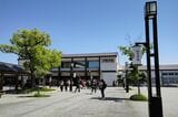 JR参宮線・近鉄山田線の伊勢市駅。駅前から外宮への参道が続く（記者撮影）
